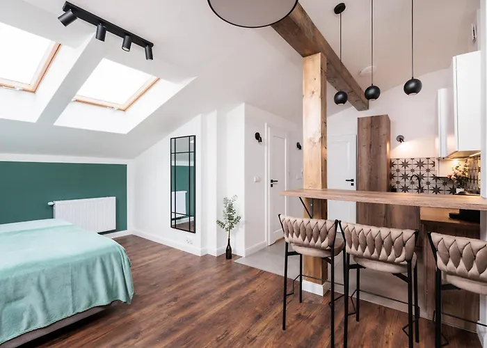 The Vitrail - By Upstairs Apartment