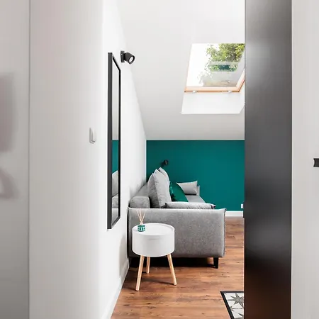 The Vitrail - By Upstairs Apartment *