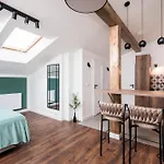 The Vitrail - By Upstairs Apartment